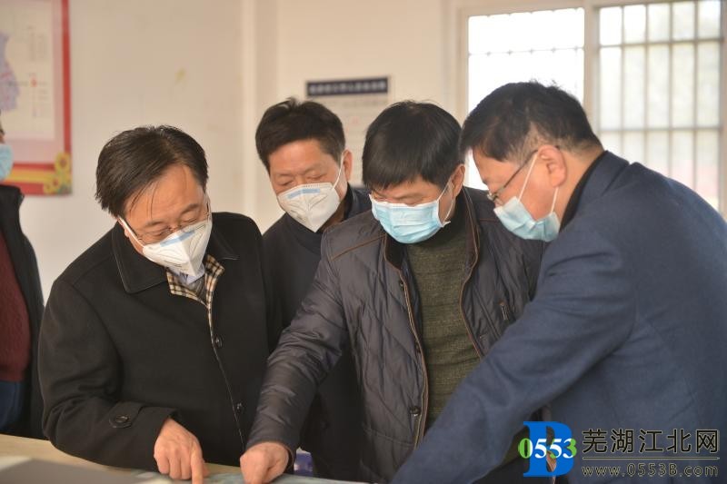 ���쵼�ٸ�𯽭����������һ�߶���������ع���